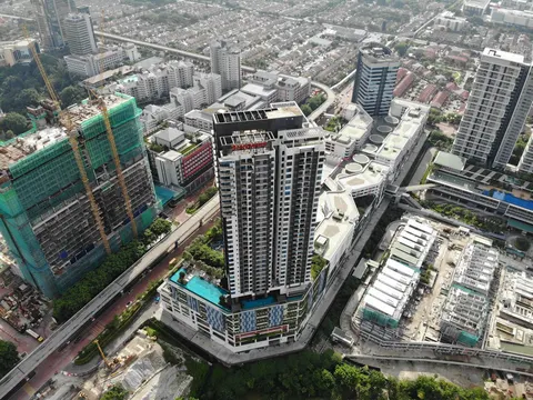 SUNWAY GEOSENSE: An aerial view of the Sunway Géosense tower surrounded by other commercial buildings and a construction site.