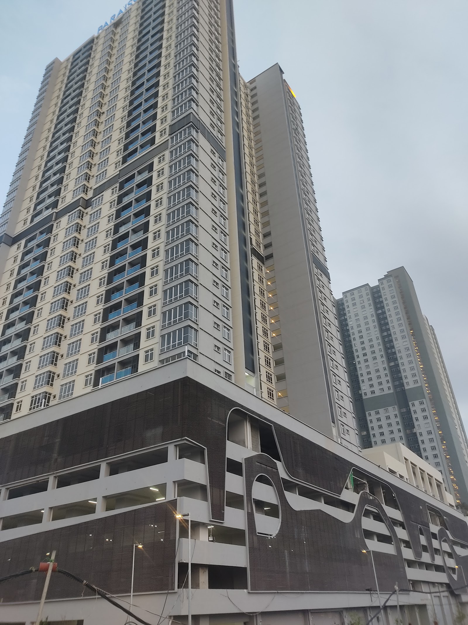 Paraiso Residence: Exterior view of the Paraiso Residence, a modern high-rise residential development, from the street.